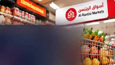 عربة تسوق مليئة بالخضار داخل سوبرماركت